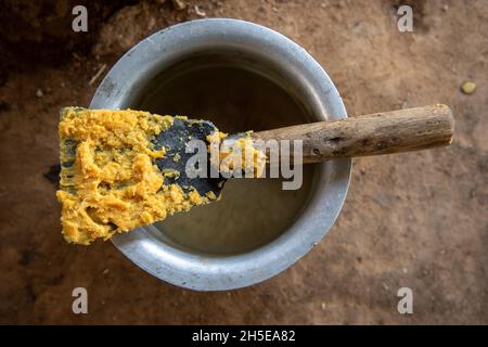 Roorkee, uttarakhand, Indien - Nov 7 2021: Traditionelle Werkzeuge werden zur Herstellung von Rohrzucker-Rohrzucker-Rohrzucker-Rohrzucker-Produktionsstätte verwendet. Stockfoto