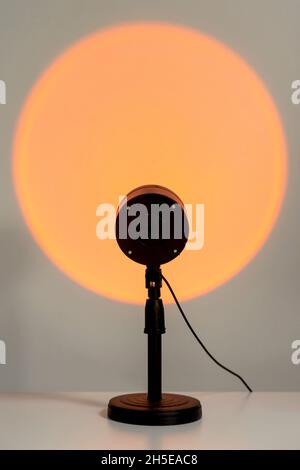 Elektrische Sunset-Lampe für stimmungsvolle, warmgelbe Beleuchtung zu Hause. Stockfoto