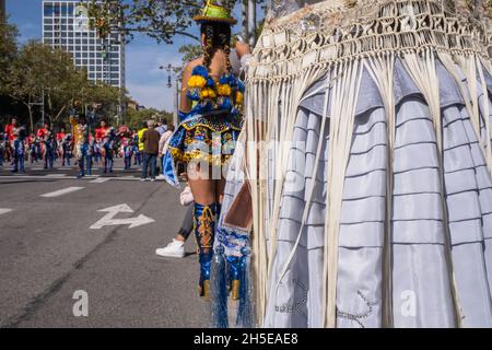 Barcelona (Spanien), 12. Oktober 2021: Beim jährlichen Hispanic Day-Event wird das Detail einer traditionellen bolivianischen Tracht im Fokus stehen Stockfoto