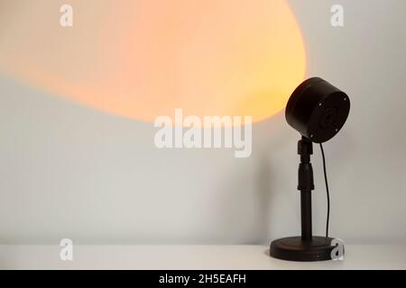 Elektrische Sunset-Lampe für stimmungsvolle, warmgelbe Beleuchtung zu Hause. Stockfoto