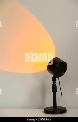 Elektrische Sunset-Lampe für stimmungsvolle, warmgelbe Beleuchtung zu Hause. Stockfoto