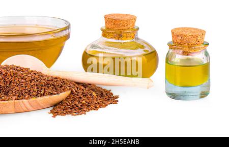 Leinöl und Schale Leinsamen auf weißem Hintergrund. Stockfoto
