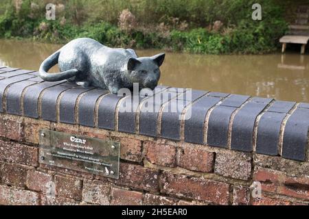 Tewkesbury ist eine kleine Stadt am Fluss Severn in Gloucestershire, Großbritannien. Zar die Bildhauer Katze Stockfoto