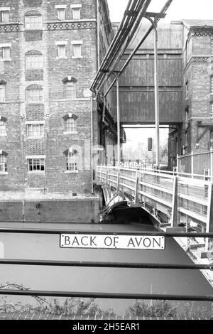 Tewkesbury ist eine kleine Stadt am Fluss Avon in Gloucestershire, Großbritannien. Alte Gebäude in der Nähe des Flusses Avon Stockfoto