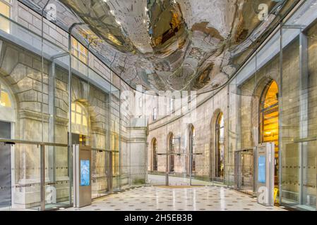 Manchester, Großbritannien - 8th. Oktober 2016: Eine moderne Eingangshalle steht im Kontrast zur klassischen Rotunde-Struktur der zentralen Bibliothek, die der war Stockfoto