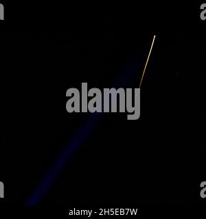 Die Raumsonde SpaceX Crew Dragon Endeavour wird bei der Landung mit den NASA-Astronauten Shane Kimbrough und Megan McArthur, Astronaut Aki Hoshide der Japan Aerospace Exploration Agency (JAXA), Und ESA-Astronaut Thomas Pesquet an Bord im Golf von Mexiko vor der Küste von Pensacola, Florida, Montag, 8. November 2021. Die Mission SpaceX Crew-2 ist die zweite operative Mission der Raumsonde SpaceX Crew Dragon und der Falcon 9-Rakete zur Internationalen Raumstation im Rahmen des agencys Commercial Crew Program. NASAs Obligatorische Gutschrift: Aubrey Gemignani/NASA über CNP Stockfoto