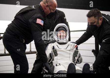 Die NASA-Astronautin Megan McArthur zeigt sich begeistert, nachdem sie aus der Raumsonde SpaceX Crew Dragon Endeavour an Bord des Raumschiffs SPACEX GO Navigator geholfen wurde, nachdem sie und die NASA-Astronautin Shane Kimbrough, Astronautin der Japan Aerospace Exploration Agency (JAXA) Aki Hoshide, Und der ESA-Astronaut Thomas Pesquet landete am Montag, den 8. November 2021, im Golf von Mexiko vor der Küste von Pensacola, Florida. Die Mission SpaceX Crew-2 ist die zweite operative Mission der Raumsonde SpaceX Crew Dragon und der Falcon 9-Rakete zur Internationalen Raumstation agencys C NASAs Stockfoto