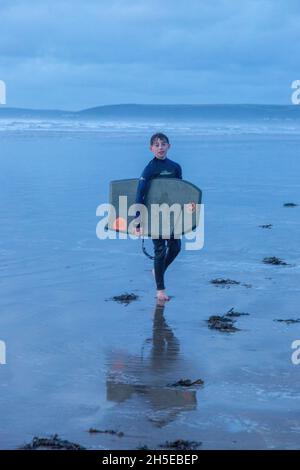 Zwölf Jahre alter Junge Bodyboarding in Westward Ho! Devon, England, Vereinigtes Königreich Stockfoto