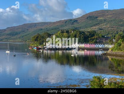 Portree, Isle of Skye, Schottland - 29. September 2021: Blick auf den Hafen von Portree Stockfoto