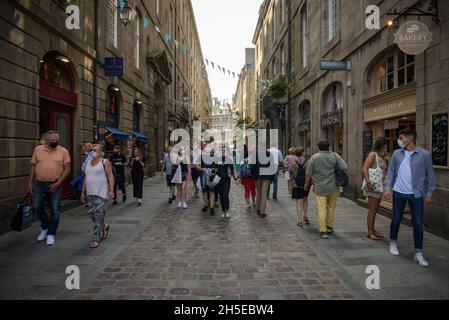 SAINT MALO - FRANKREICH - SEPTEMBER 2021: Blick auf die Straße der mittelalterlichen Stadt Saint Malo in der bretagne Stockfoto