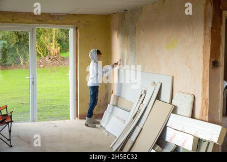 12-jähriger Junge, der bei Renovierungen hilft, High Bickington, Devon, England, Vereinigtes Königreich. Stockfoto