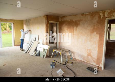 12-jähriger Junge, der bei Renovierungen hilft, High Bickington, Devon, England, Vereinigtes Königreich. Stockfoto