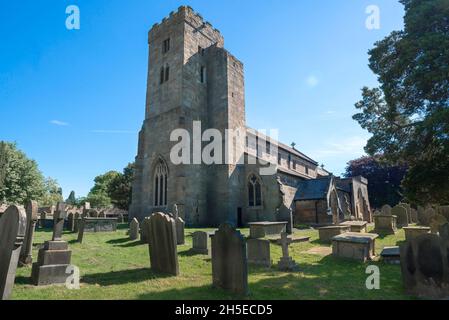 Ripley Kirche, Blick im Sommer auf die All Saints Church und ihren Kirchhof im North Yorkshire Dorf Ripley, England, Großbritannien Stockfoto