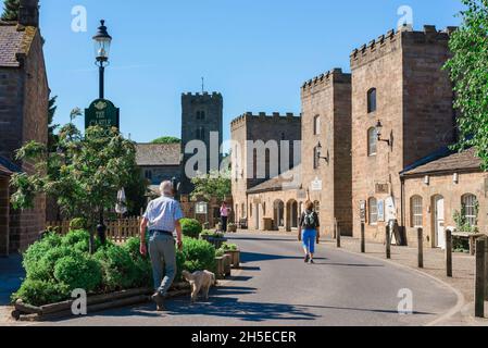 Ripley North Yorkshire, Blick im Sommer auf Menschen, die an den zinnenverzierten Türmen der Ostwand von Ripley Castle, Ripley, Yorkshire, England, vorbeigehen Stockfoto