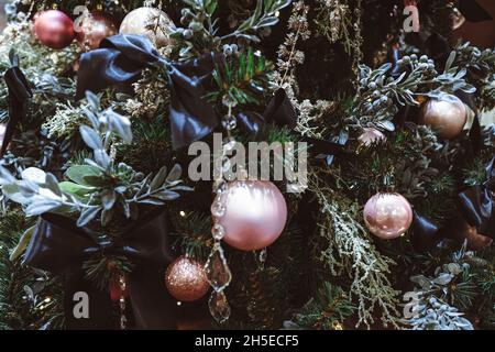 Weihnachtsbäume mit rosa Schleife geschmückt