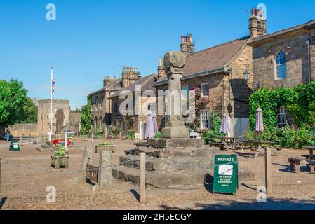 Ripley, Blick im Sommer auf die Hollybank Lane im Zentrum des malerischen Dorfes North Yorkshire in Ripley, England, Großbritannien Stockfoto