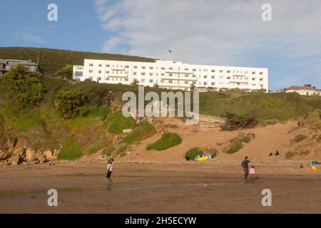 Saunton Sands Hotel mit Blick auf den Strand von Saunton in der Nähe von Braunton an der Küste von North Devon, England, Großbritannien, Europa. Stockfoto