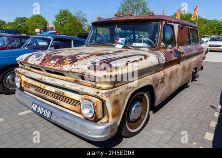 1966 Chevrolet Suburban C10 Oldtimer auf dem Parkplatz. Rosmalen, Niederlande - 8. Mai 2016 Stockfoto