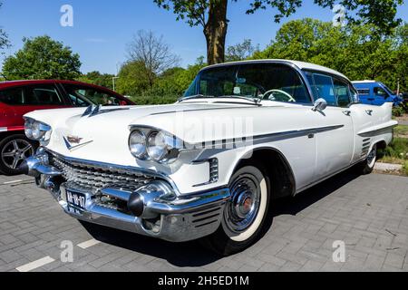 1958 Cadillac Sedan DeVille Oldtimer auf dem Parkplatz in Rosmalen, Niederlande - 8. Mai 2016 Stockfoto