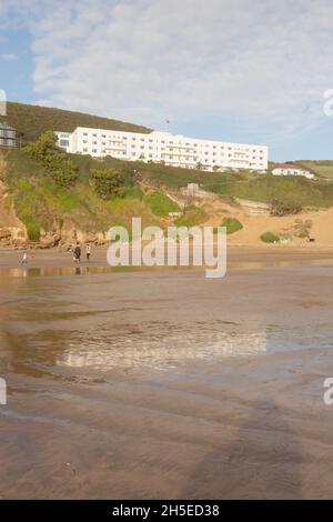 Saunton Sands Hotel mit Blick auf den Strand von Saunton in der Nähe von Braunton an der Küste von North Devon, England, Großbritannien, Europa. Stockfoto