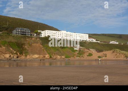 Saunton Sands Hotel mit Blick auf den Strand von Saunton in der Nähe von Braunton an der Küste von North Devon, England, Großbritannien, Europa. Stockfoto