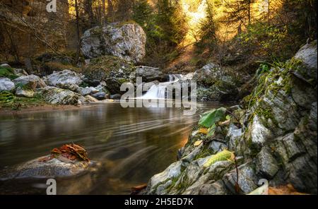 Teufelsweg - malerischer Öko-Pfad und Wanderweg in den Rhodopen, Bulgarien. Kleiner Wasserfall im Herbst Stockfoto