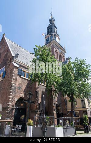 Alkmaar, Niederlande-Juni 2021: Blick aus der Nähe auf das historische De Waag (Wägegebäude), das für seinen Käsemarkt berühmt ist, in der vordersten Reihe das Küssen Stockfoto