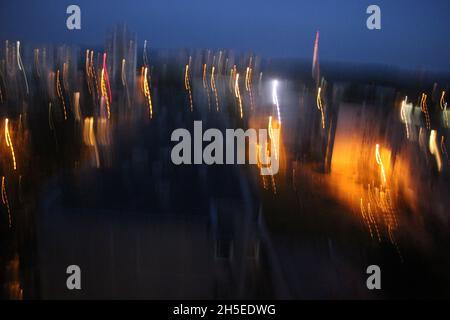 Nachtlicht in der Stadt. Langzeitbelichtung Foto. Abstrakte blau-orange verschwommene Kurven im Hintergrund. Stockfoto