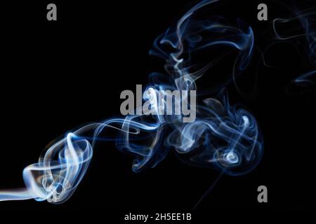 Blauer Rauch auf schwarzem Hintergrund mit abstrakten Unschärfe-Bewegung Welle wirbeln. Rauchschwaden. Zigarettenrauch Wellen und Wolken Textur Stockfoto
