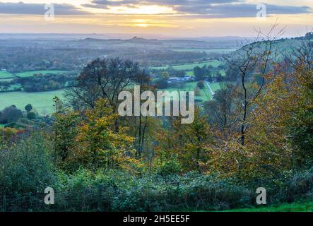 Malerischer Blick nach West, wenn die goldene Sonne über Oare und über das Pewsey Vale Valley, Marlborough, North Wessex Downs, Wiltshire AONB untergeht Stockfoto