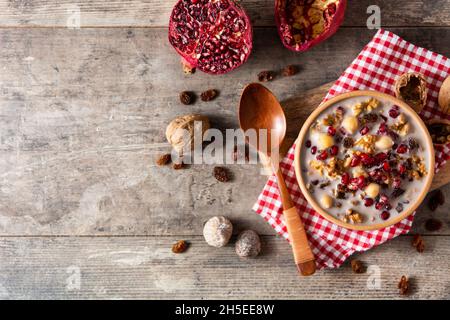 Traditioneller türkischer Noah-Pudding in Schale auf Holztisch Stockfoto