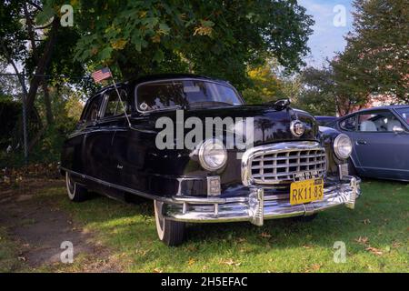 Eine antike 1949 2-türige Nash-Limousine mit amerikanischer Flagge, die vor der Bayside Historical Society in Queens auf einer Oldtimer-Ausstellung geparkt ist. Stockfoto