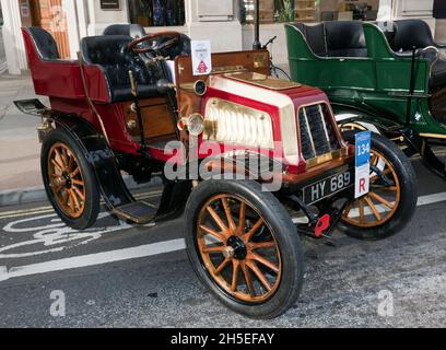 A Red, 1903, Tonneau bodied, Gamage Aster, Teilnahme am Regents Street Motor Show Concours d'Elegance, November 2021 Stockfoto