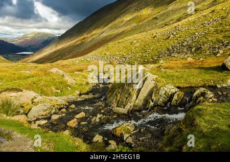 Die schöne Aussicht auf den Kirkstone Pass an einem sonnigen und dunklen Herbsttag Stockfoto