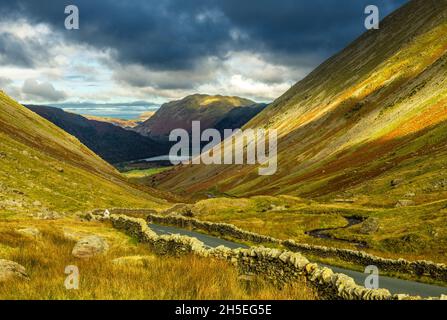 Blick auf den Kirkstone Pass in Richtung Brothers Water im Lake District National Park im November Stockfoto