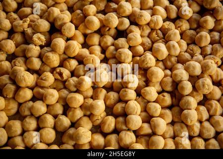 Roorkee, uttarakhand, Indien- Nov 7 2021: Traditioneller, nicht zentrifugaler Rohrzucker, der hauptsächlich in der Indosphäre konsumiert wird. Es ist ein konzentriertes Produkt Stockfoto