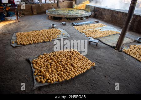 Roorkee, uttarakhand, Indien- Nov 7 2021: Traditioneller, nicht zentrifugaler Rohrzucker, der hauptsächlich in der Indosphäre konsumiert wird. Es ist ein konzentriertes Produkt Stockfoto