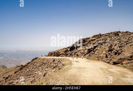 Wanderer auf dem Weg im Nationalpark Sierra Nevada in der Nähe von Granada, Andalusien Stockfoto