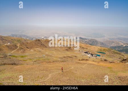 Landschaft der Sierra Nevada mit einem Läufer im Vordergrund, Andalusien, Spanien Stockfoto
