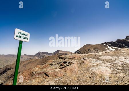 Landschaft der Sierra Nevada Berge mit Schild mit der Aufschrift Nationalpark, Andalusien, Spanien Stockfoto