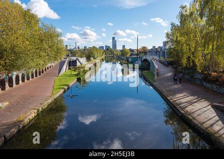 Die Birmingham Canal Old Line führt an einem sonnigen Herbsttag durch Ladywood in der Nähe des Stadtzentrums von Birmingham Stockfoto