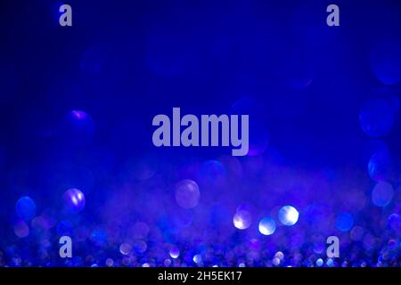 Blauer Indigo-Bokeh-Hintergrund. Vintage Glitzer Lichter, weihnachten glühende Effekte Hintergrund Stockfoto