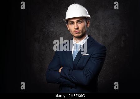 Junger kaukasischer Geschäftsmann Architekt Ingenieur, mit weißem Schutzhelm für den Bau. Nahaufnahme mit einem eleganten Gesicht. Stockfoto