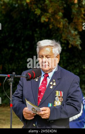 Veteran bei der Enthüllung eines Gedenksteins für einen Piloten, der während der Schlacht von Großbritannien, Dartford, Großbritannien, in einer Spitfire abgeschossen wurde Stockfoto