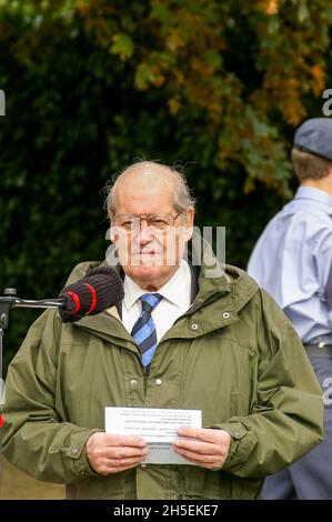 WG CDR Peter Ayerst bei der Enthüllung eines Gedenksteins für einen Piloten, der während der Schlacht von Großbritannien, Dartford, Großbritannien, in einer Spitfire abgeschossen wurde Stockfoto