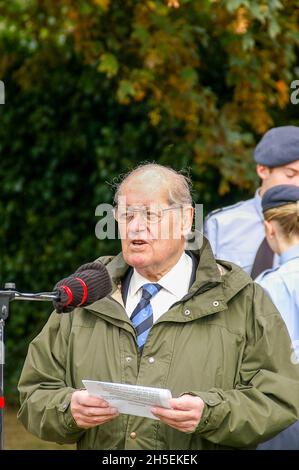 WG CDR Peter Ayerst bei der Enthüllung eines Gedenksteins für einen Piloten, der während der Schlacht von Großbritannien, Dartford, Großbritannien, in einer Spitfire abgeschossen wurde Stockfoto