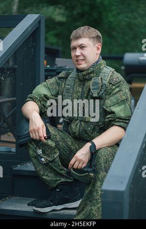 Voll ausgestattete Militärangehörige mit automatischen Waffen, die sich bereit machen, Airsoft-Strikeball zu spielen Stockfoto