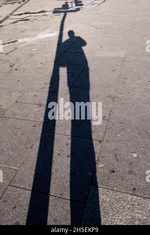 Kingston upon Thames London England UK November 5 2021, Anonymous Person or man Schiefen gegen Einen Lampenposten oder Ampeln Casting A Silhouette Sha Stockfoto