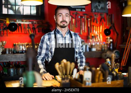 Männliche Arbeiter in Lederwerkstatt Stockfoto