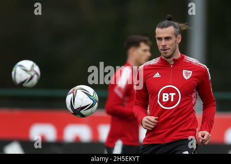 Cardiff, Großbritannien. November 2021. Gareth Bale of Wales (c) während der Trainingseinheit. Trainingseinheit der Fußballmannschaft von Wales am Dienstag, den 9. November 2021 im Vale Resort, Hensol, Vale of Glamorgan. Das Team bereitet sich auf das nächste Spiel vor, ein Qualifikationsspiel zur FIFA-Weltmeisterschaft gegen Belarus an diesem Wochenende. Dieses Bild darf nur für redaktionelle Zwecke verwendet werden. Redaktionelle Verwendung, Bild von Andrew Orchard/Andrew Orchard Sports Photography/Alamy Live News Credit: Andrew Orchard Sports Photography/Alamy Live News Stockfoto